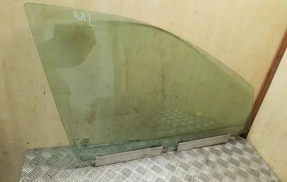 Volvo XC90 Front door window glass four-door