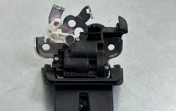 Loading door lock