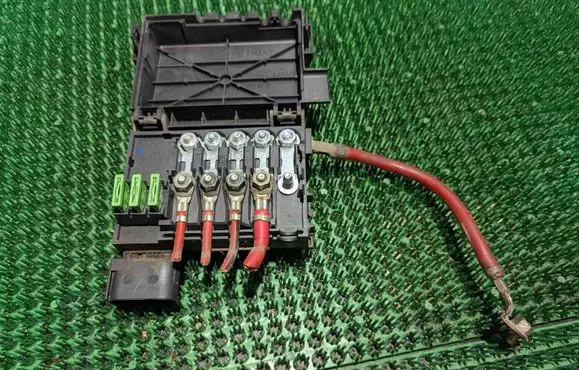 Volkswagen Golf IV Fuse module 1J0937550
