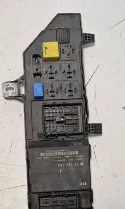 Opel Vectra C Fuse module 13223678 71HMSK 036095