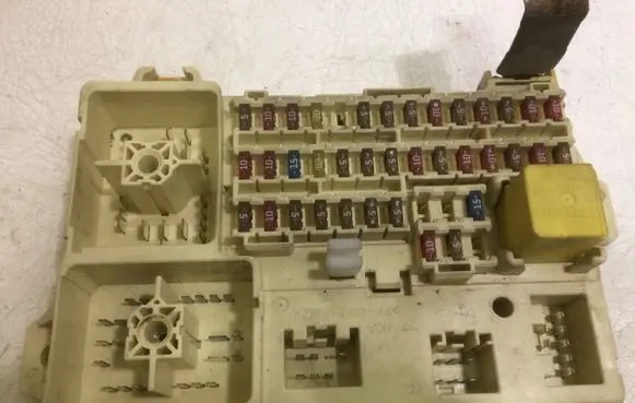 Jaguar S-Type Fuse module XR8314B192BA