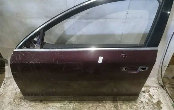 Skoda Superb B6 (3T) Front door RAUDONOS