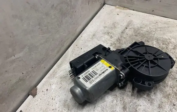 Hyundai Sonata Front door window regulator motor 440762C