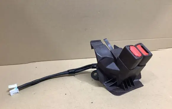 Lexus ES VII XZ10 Middle seatbelt buckle (rear) B63018219