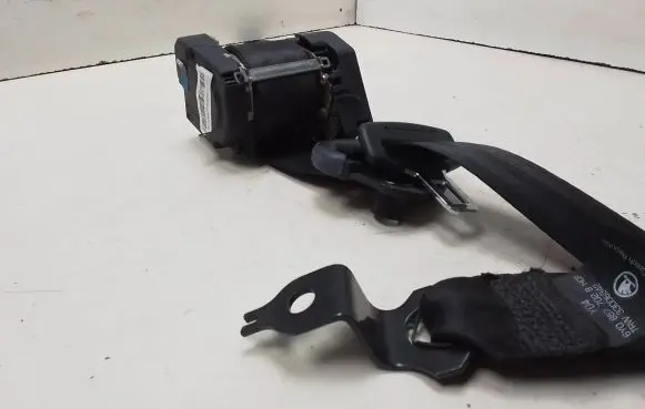 Skoda Fabia Mk1 (6Y) Front seatbelt 6Y0857702B 33006842 C0209047205