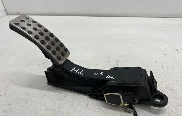 Mercedes-Benz ML W164 Accelerator throttle pedal A1643000104