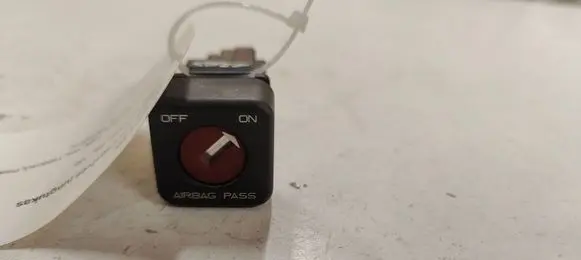 Passenger airbag on/off switch