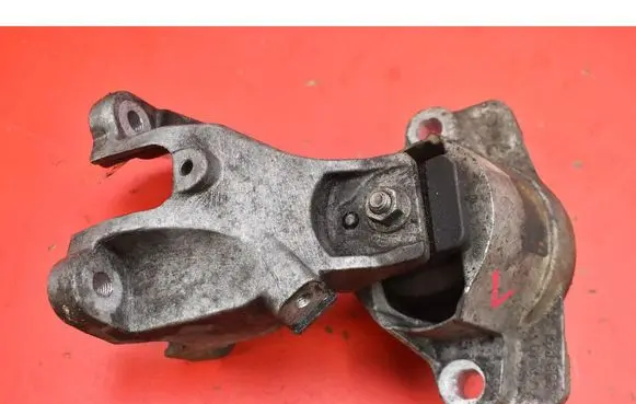 Engine mount vacuum valve
