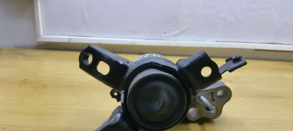 Toyota Avensis T270 Engine mount bracket