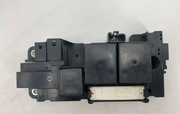 Toyota Auris E180 Relay mounting block G384248020 G384333020 G92Z133011