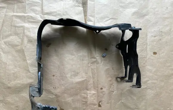 Headlight/headlamp mounting bracket