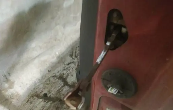 Front door check strap stopper