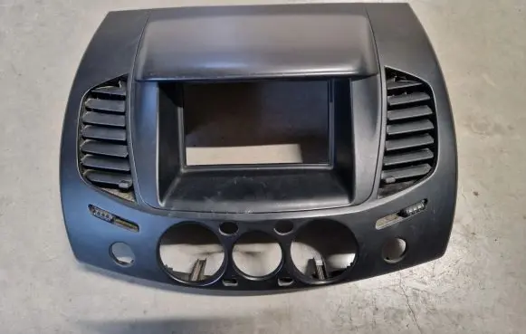 Mitsubishi L200 Dashboard center trim panel 