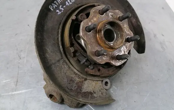 Nissan Pathfinder R51 Rear wheel hub 43018EB300 43202EA500