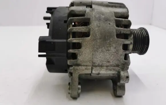 Volkswagen PASSAT B8 Generator/alternator CBGD0120C031