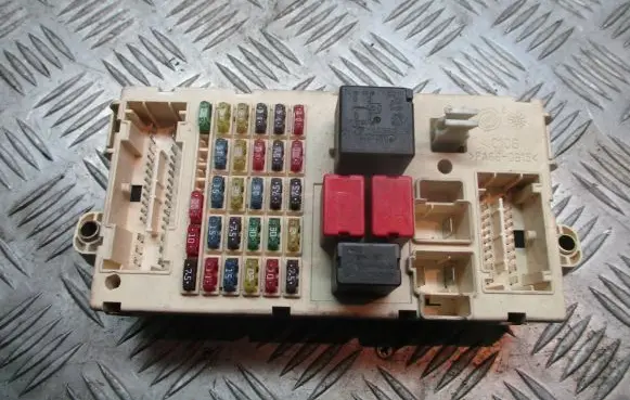 Alfa Romeo 147 Fuse box cover 46558758
