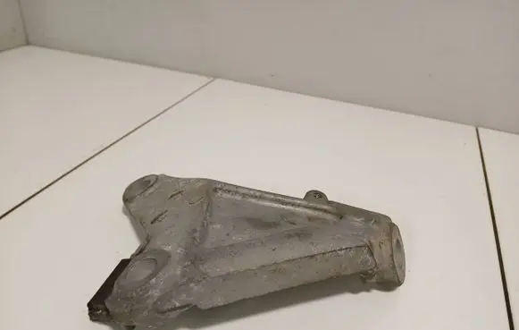 Honda Civic Engine mounting bracket