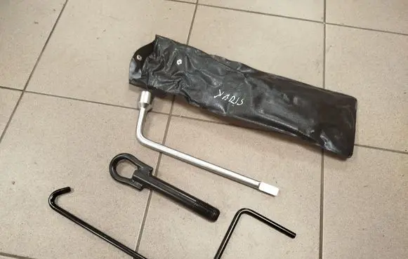 Toyota Yaris Tool set 