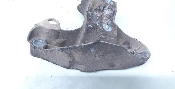 Engine mounting bracket