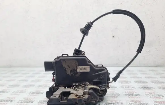 Volkswagen PASSAT B5 Front door lock 837013H