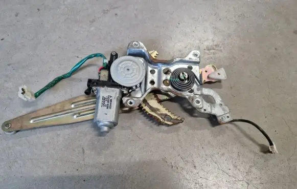Mitsubishi Pajero Sport I Rear door window regulator with motor MR144537
