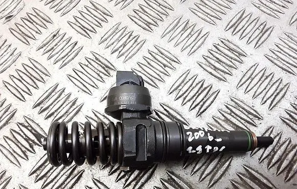Skoda Octavia Mk2 (1Z) Fuel injector 038130073ag
