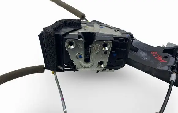 Nissan Qashqai Coupe door lock (next to the handle) 