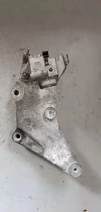 Mercedes-Benz E W212 Engine mounting bracket 65109400
