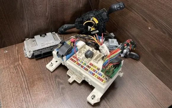 Ford Focus Engine control unit/module 5M5112A650TB 4M5T14A073DF