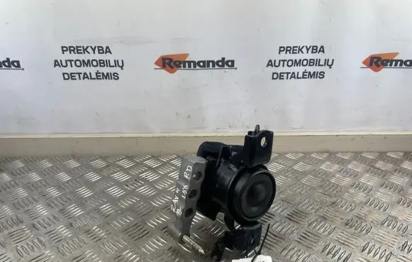 Toyota RAV 4 (XA50) Engine mount bracket