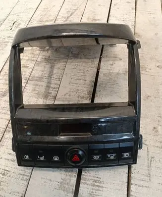 KIA Sorento Radio/GPS head unit trim 847603E100 ALR0AAL