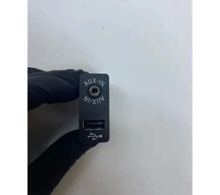 BMW 5 F10 F11 AUX in-socket connector 9237653