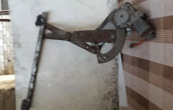 Ford Explorer Front door window regulator with motor