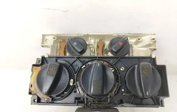 Volkswagen PASSAT B4 Climate control unit 3A0820045A