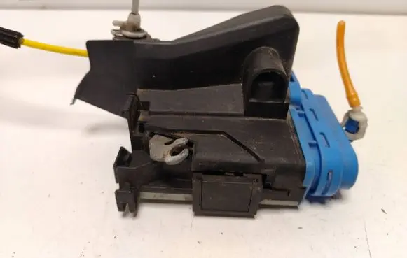 Audi A4 S4 B5 8D Rear door lock 8D0839015A