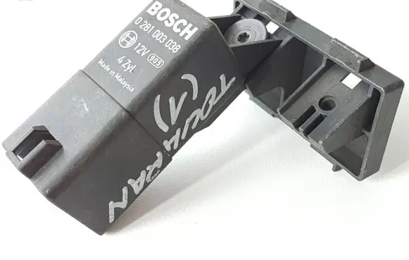 Volkswagen Touran I Glow plug pre-heat relay 038907281D 0281003038