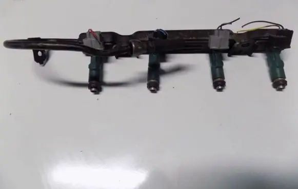 Toyota Avensis T220 Fuel injector supply line/pipe 