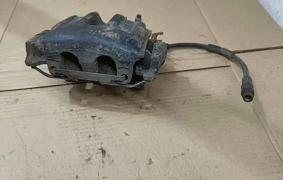 Volkswagen PASSAT B5 Front brake caliper 4232