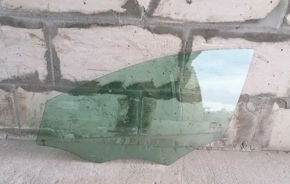 Volvo V40 Front door window glass four-door
