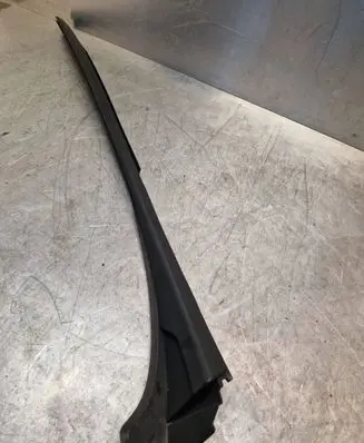 Nissan NV300 Door glass trim 727618104R
