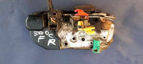 Chrysler 300 - 300C Front door lock 04589072AC