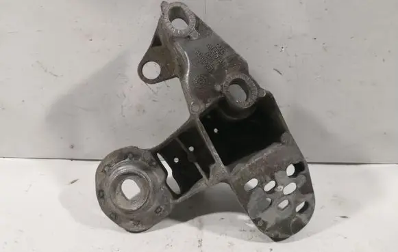 Volkswagen PASSAT B5 Engine mounting bracket 4B0199351