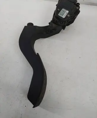 Accelerator throttle pedal
