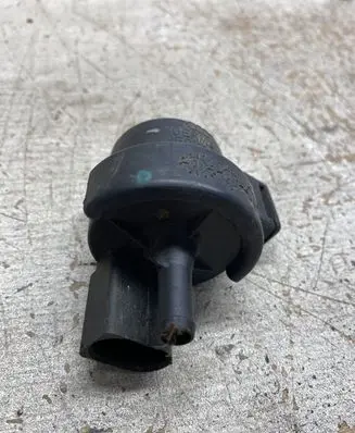 Engine mount vacuum valve