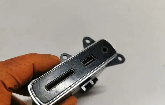 Dodge Durango USB socket connector 68289895AA