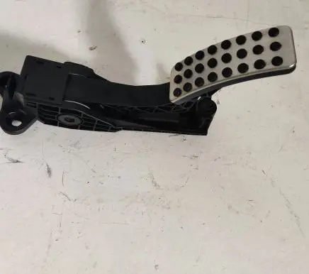 Mercedes-Benz R W251 Accelerator throttle pedal A1643000104 070710 0229