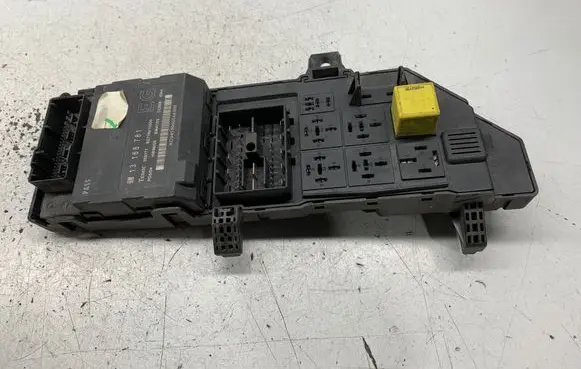 Opel Vectra C Fuse module 13168781 359171 SC718810500