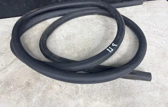 Volkswagen Golf V Rear door rubber seal (on body) 1K5867913