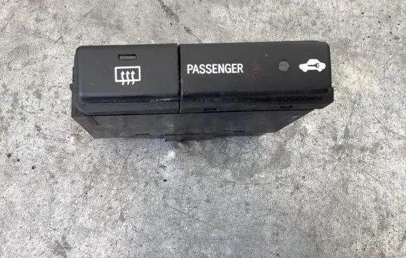 Toyota Avensis T250 Windscreen/window heater switch 8479005130C MB283200087