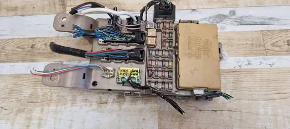 Toyota Corolla Verso E121 Fuse module 8264113040 2323000231 8198050030